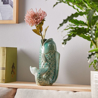Vaas in Koi-vis-vorm van steengoed – decoratief kunstobject