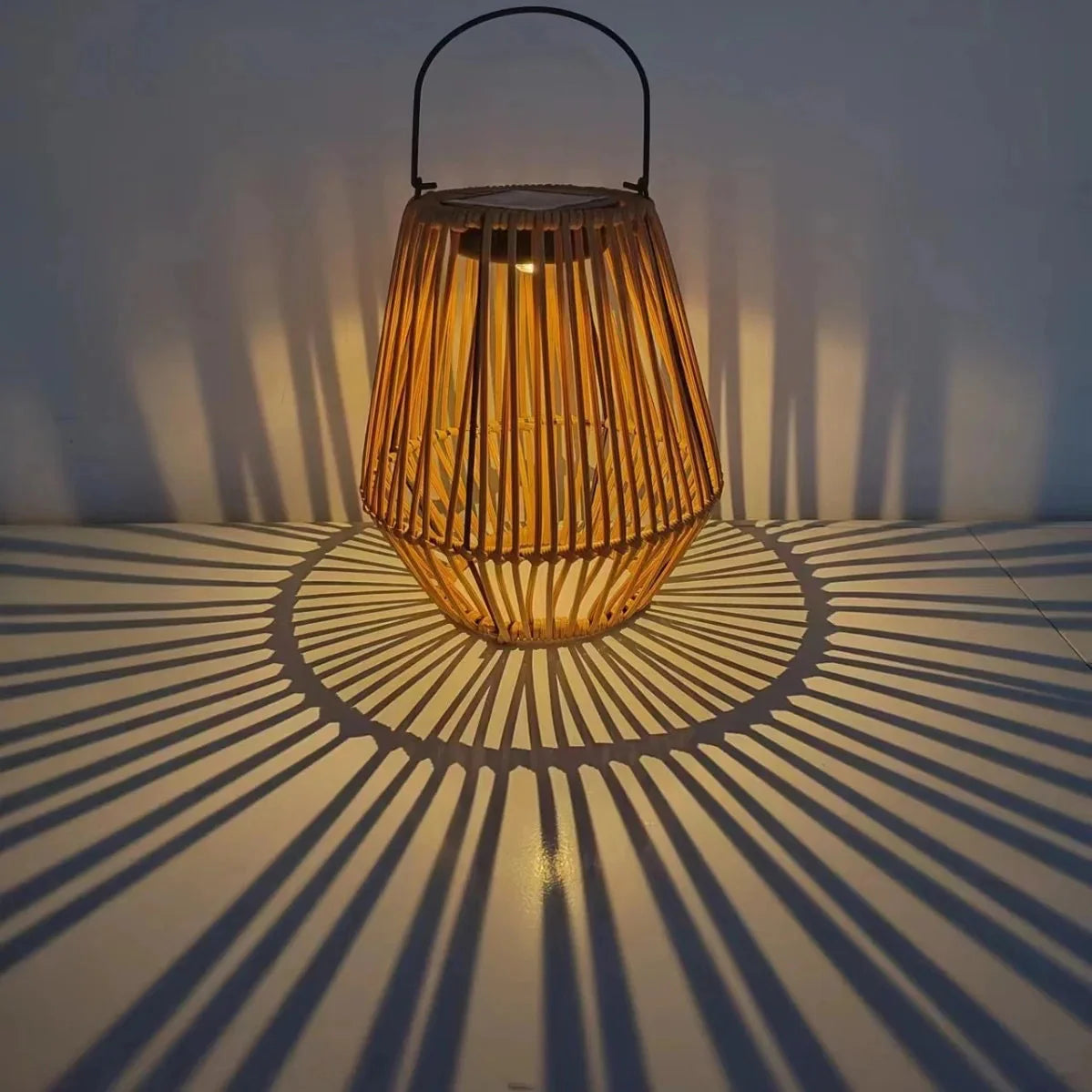 GlowHaven™ Solar Rattan Lantaarn – Automatische Tuinverlichting