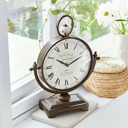 Vintage tafelklok met Romeinse cijfers – Industrieel design antiekbrons