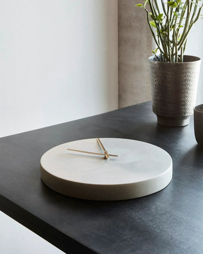 Minimalistische Betonnen Wandklok met Messing Wijzers – Scandinavisch Design