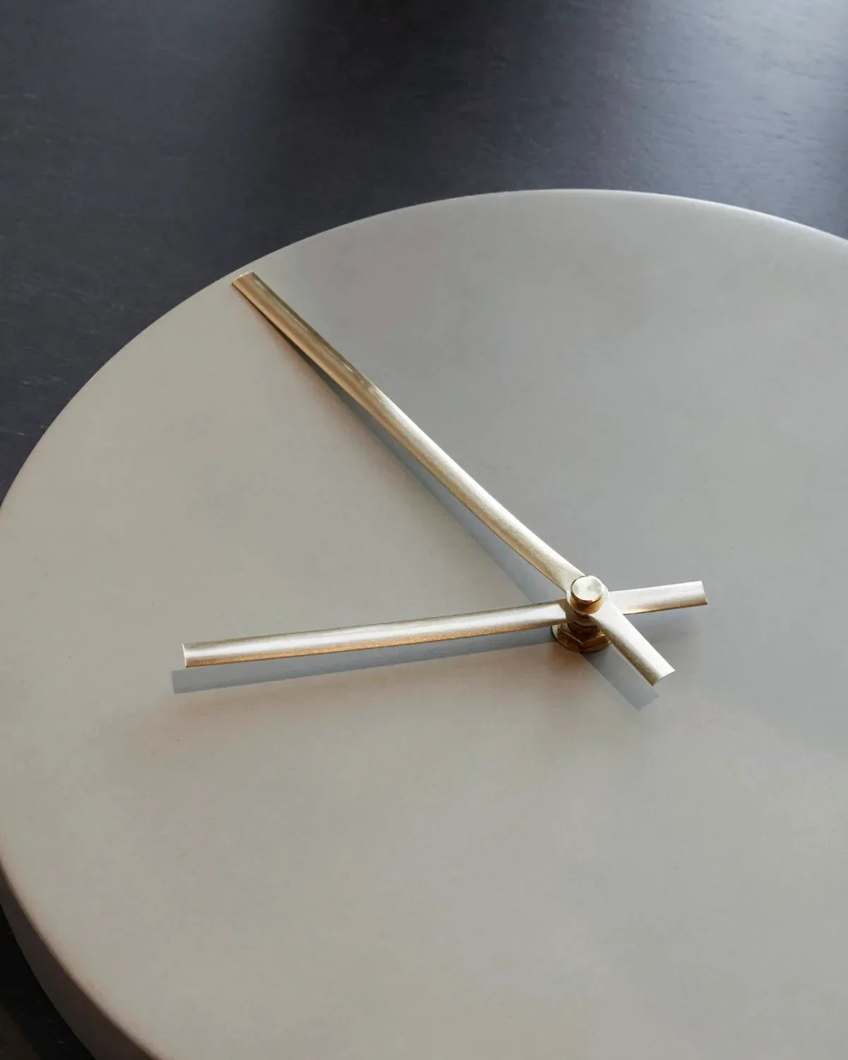 Minimalistische Betonnen Wandklok met Messing Wijzers – Scandinavisch Design