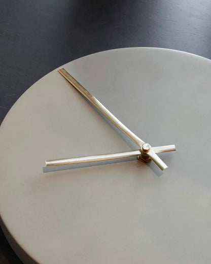 Minimalistische Betonnen Wandklok met Messing Wijzers – Scandinavisch Design