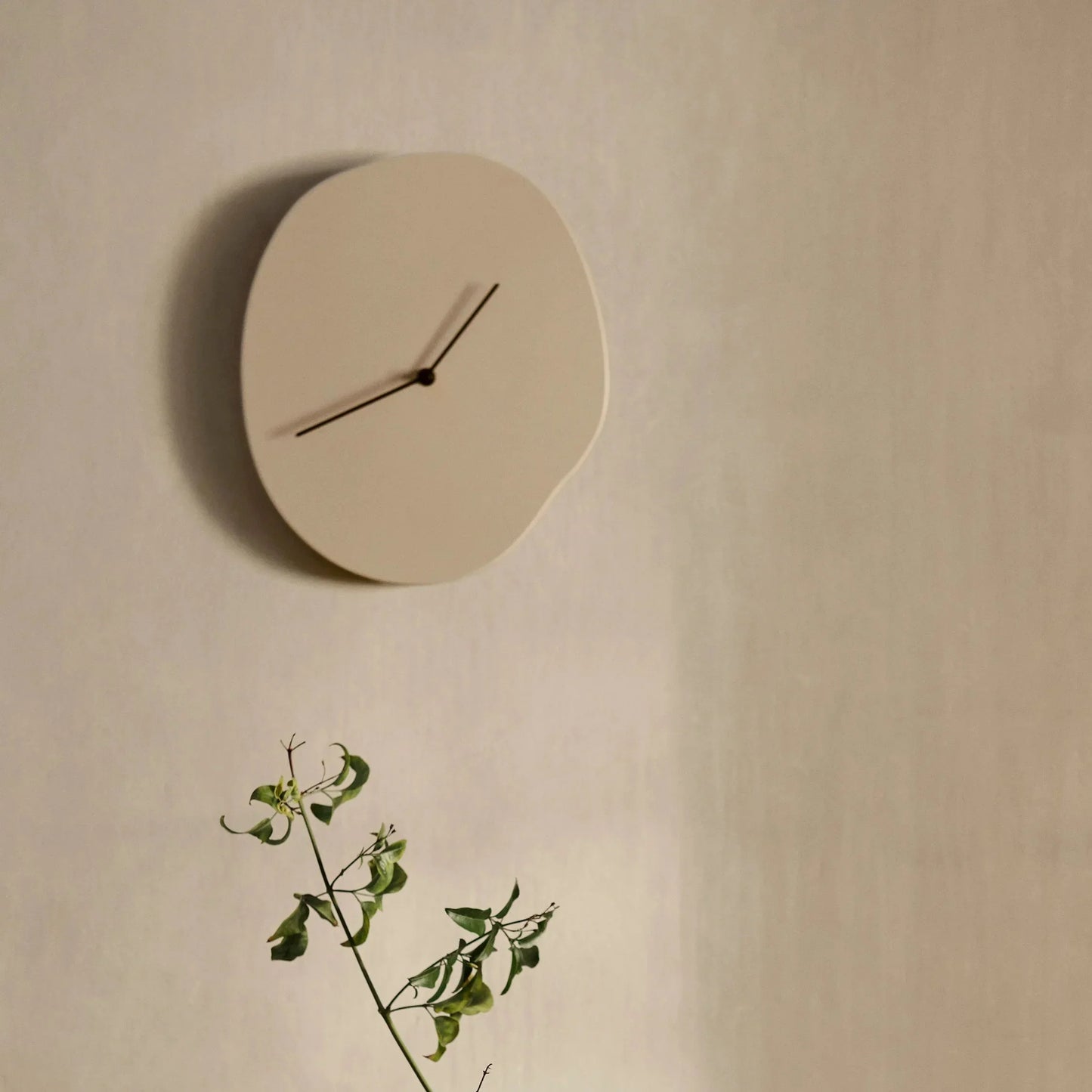 Sculpturale wandklok met organisch design – Scandinavische stijl