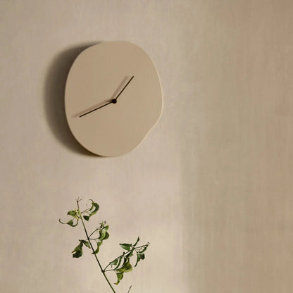 Sculpturale wandklok met organisch design – Scandinavische stijl