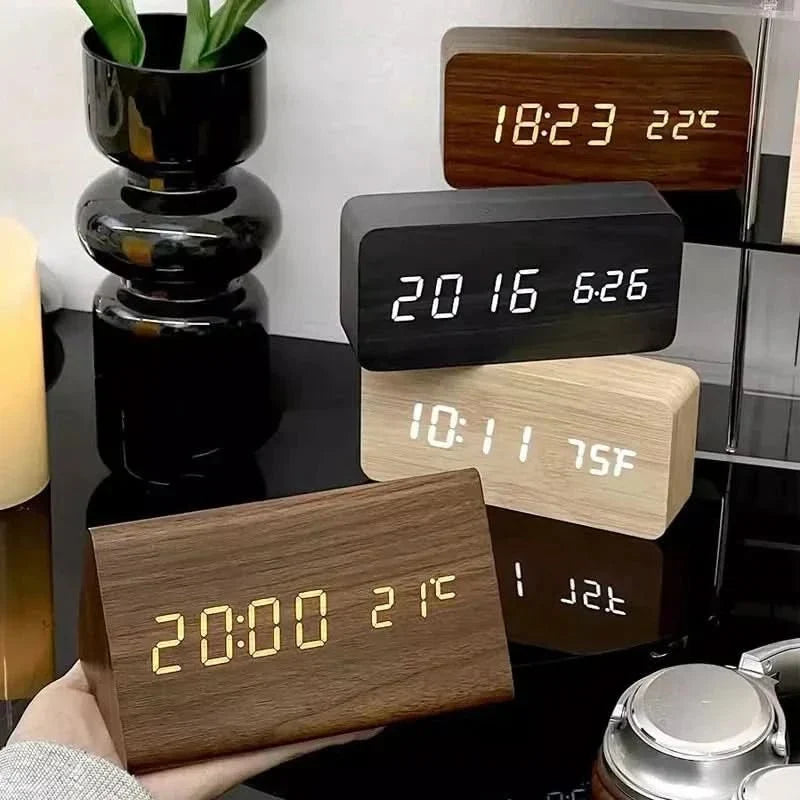 LED Wekker Digitaal met Houtlook – Temperatuurweergave & 3 Alarmen