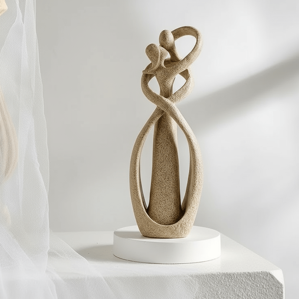 Abstracte liefdessculptuur van resin – Elegante decoratief beeldje