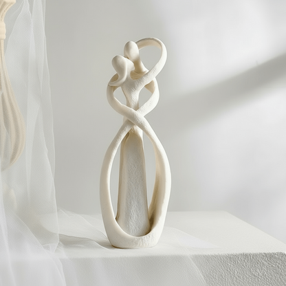 Abstracte liefdessculptuur van resin – Elegante decoratief beeldje