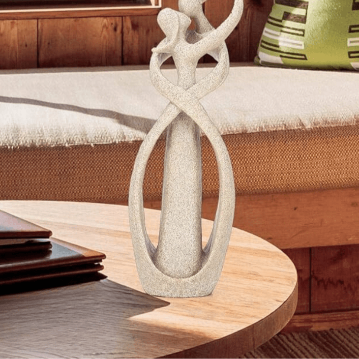 Abstracte liefdessculptuur van resin – Elegante decoratief beeldje