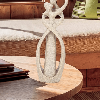 Abstracte liefdessculptuur van resin – Elegante decoratief beeldje