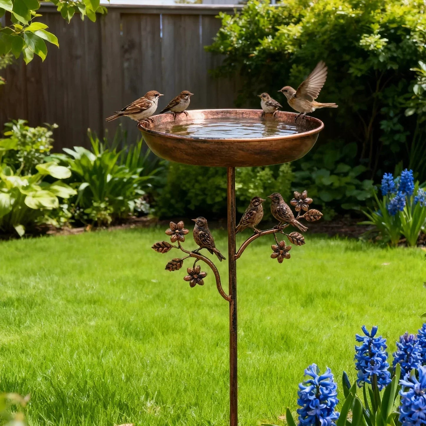 Vogelbad met grondpen – decoratieve tuinschaal voor wilde vogels