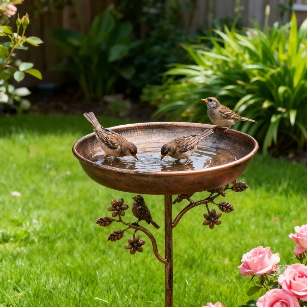 Vogelbad met grondpen – decoratieve tuinschaal voor wilde vogels