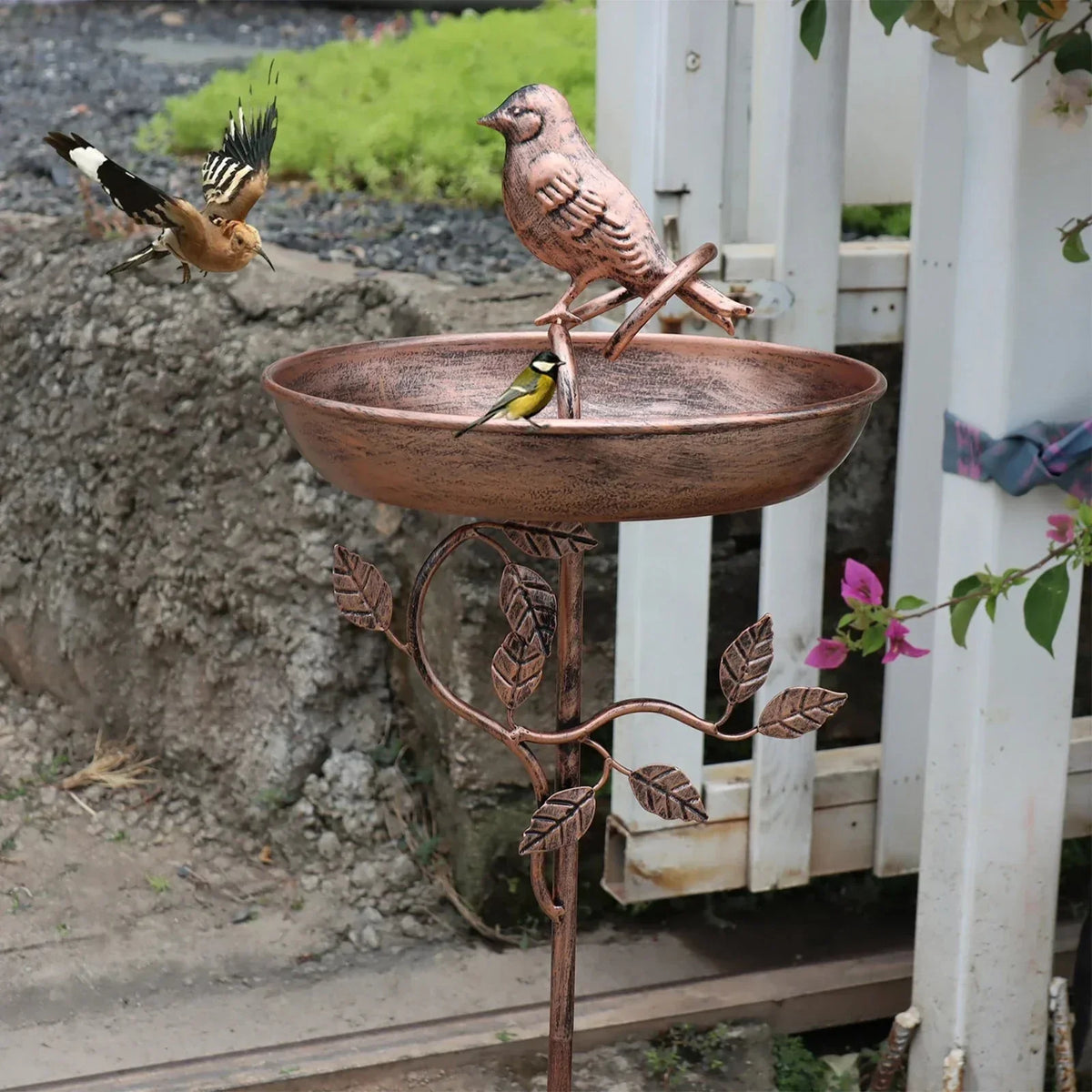 Vogelbad met grondpen – decoratieve tuinschaal voor wilde vogels