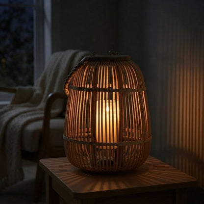 Rotan lantaarn met vlamloze LED-kaars – handgevlochten