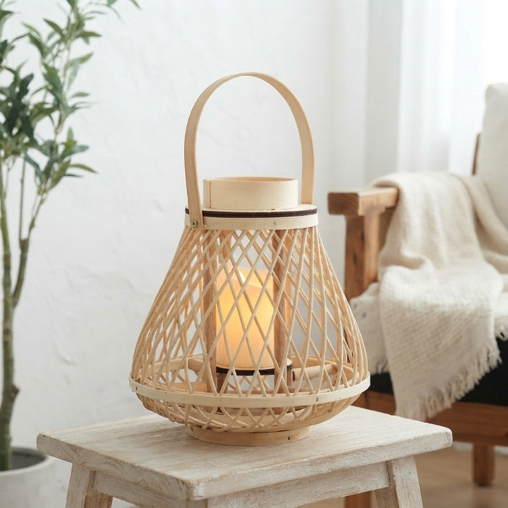 Rotan lantaarn met vlamloze LED-kaars – handgevlochten