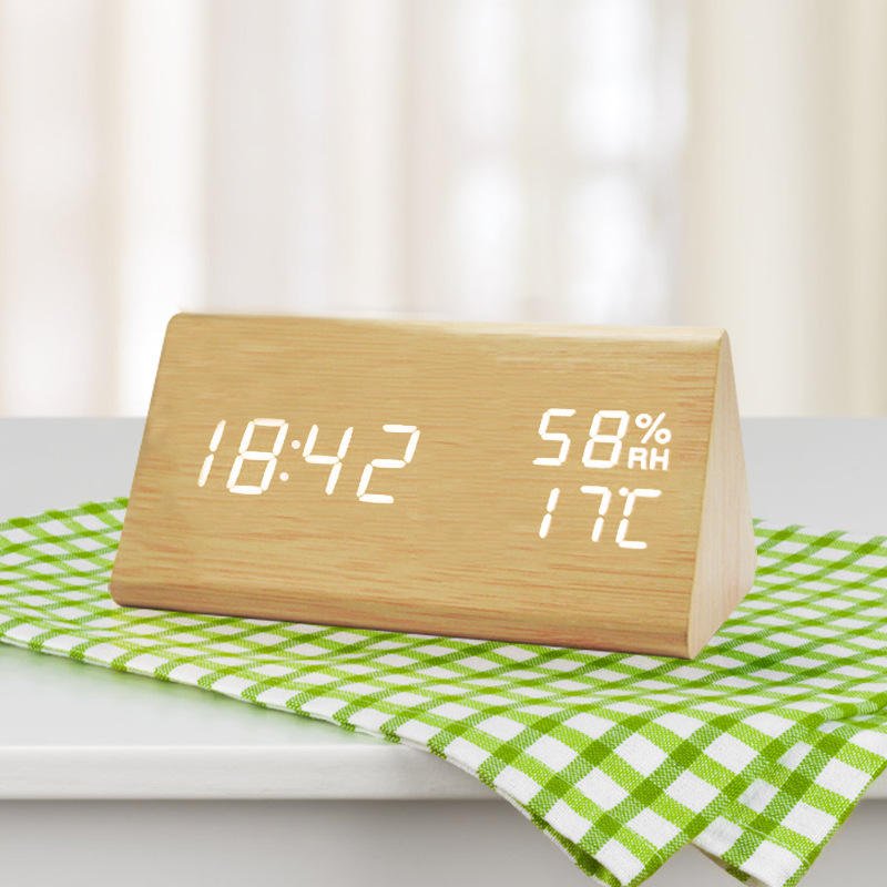Digitale klok met houtlook, temperatuurweergave en dimbaar display