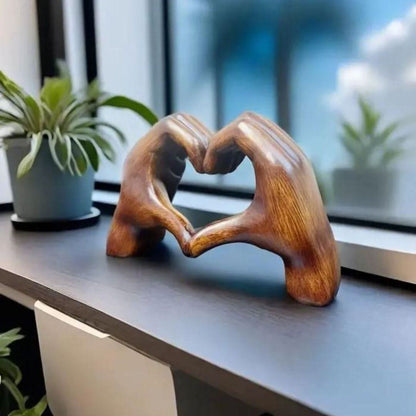 Handgesneden houten figuur – Decoratief beeldje van natuurlijk hout