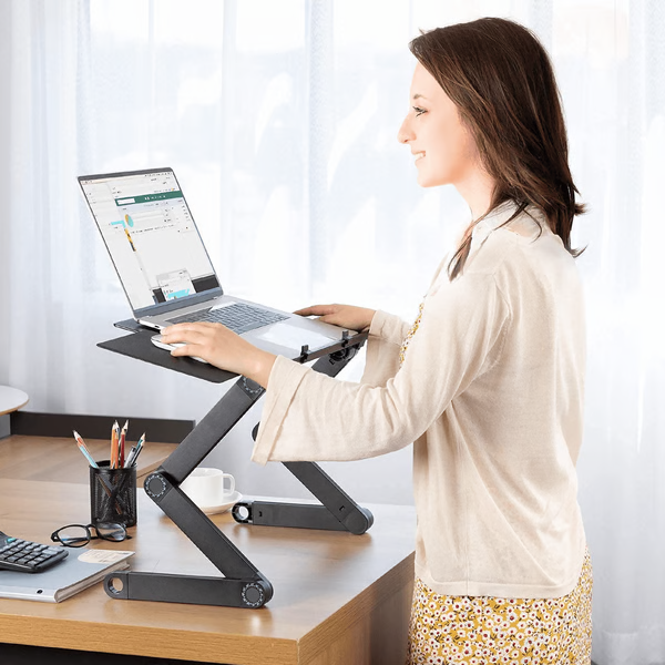 Verstelbare aluminium laptopstandaard met geventileerde legplank