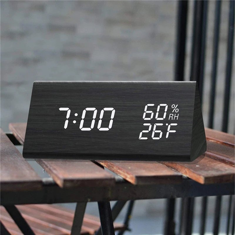 Digitale klok met houtlook, temperatuurweergave en dimbaar display