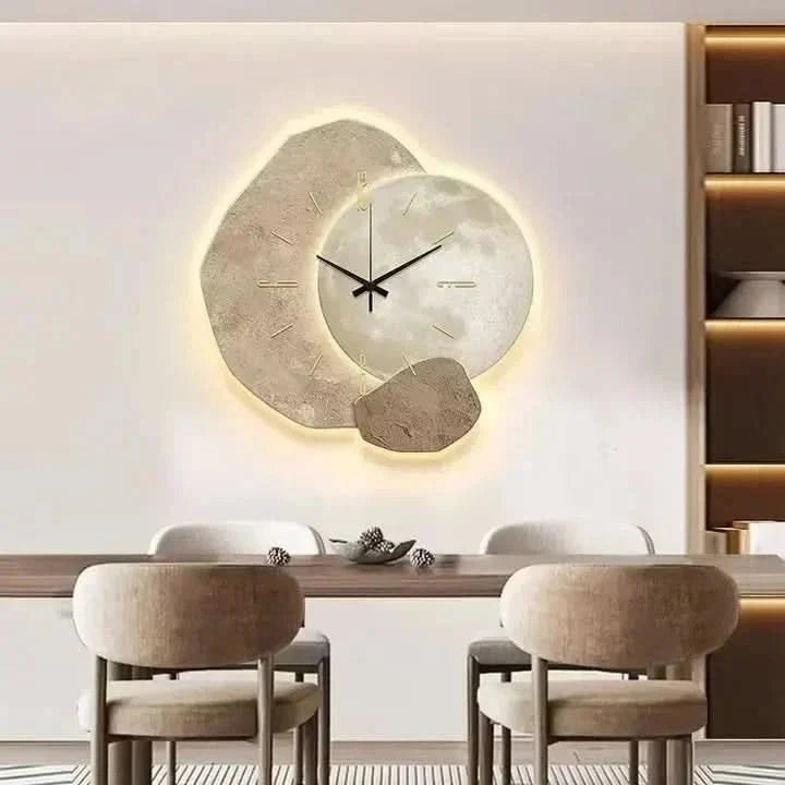 Moderne houten wandklok met stil uurwerk en USB-verlichting
