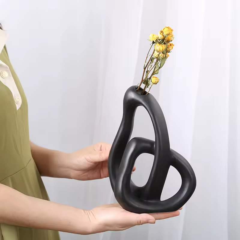 Keramieken vaas in hartvorm – modern decoratief object voor thuis