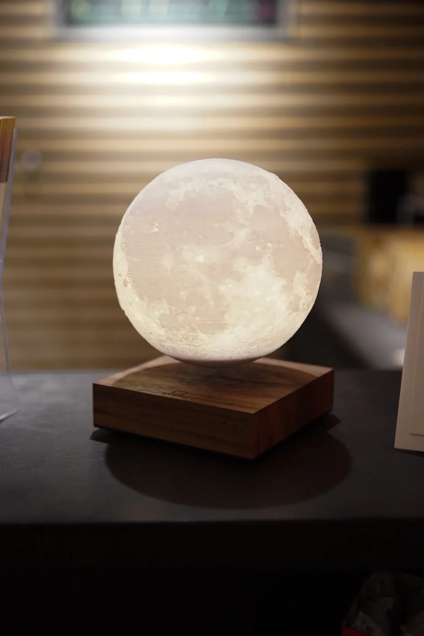 Zwevende maanlamp met magnetische levitatie en aanraaksensor