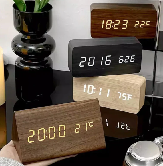 Digitale houten klok met spraakactivering en wekfunctie