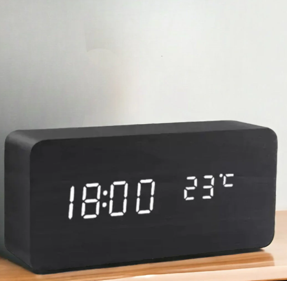 Digitale houten klok met spraakactivering en wekfunctie