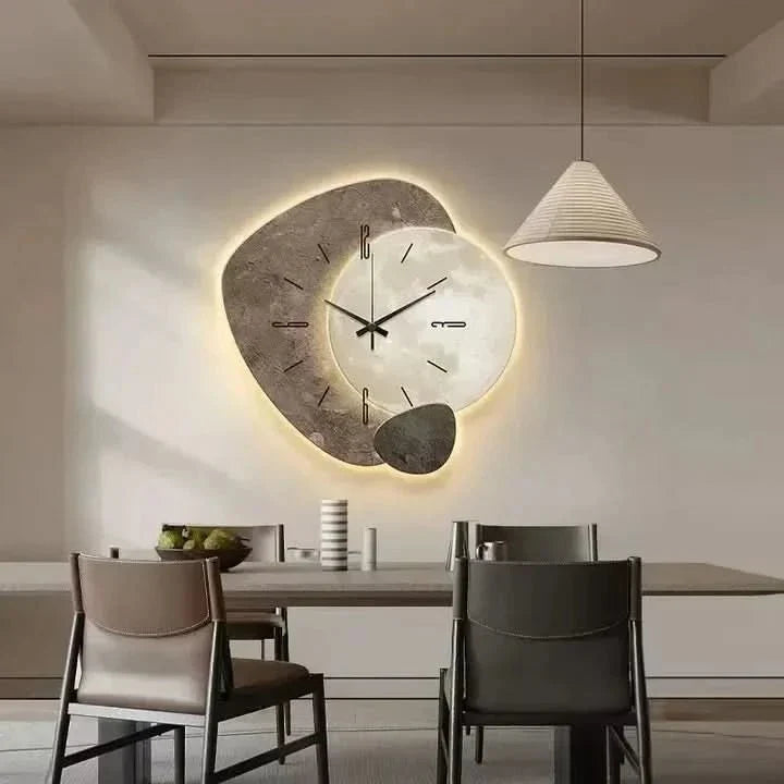 Moderne houten wandklok met stil uurwerk en USB-verlichting