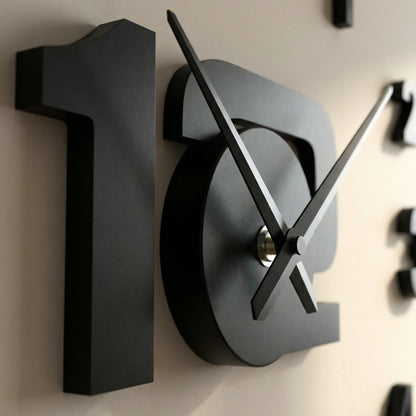 Oversized wandklok met 3D-cijfers – minimalistisch en modern