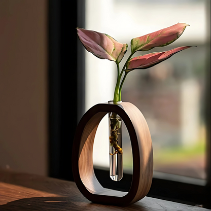 Vaas met houten frame en reageerbuis – Minimalistische tafeldecoratie