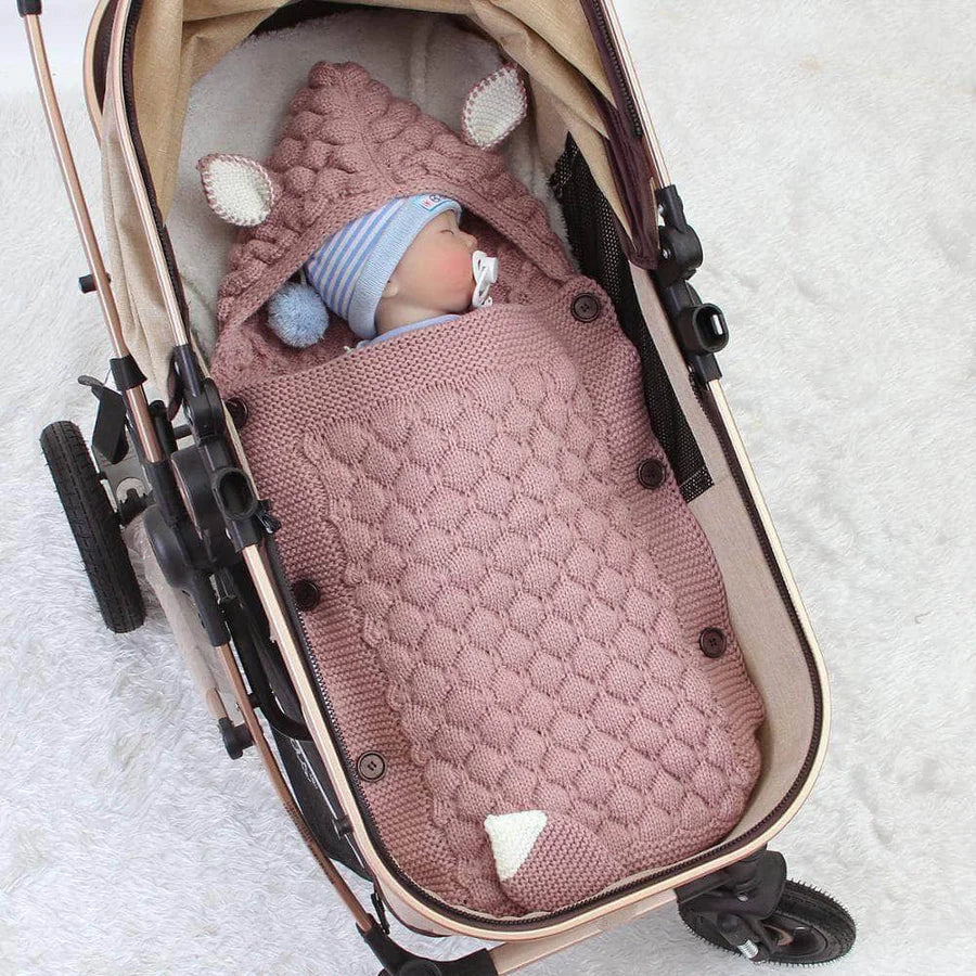 SnuggleNest™ – Gebreide Babyslaapzak met Oortjes voor Veilige Slaap