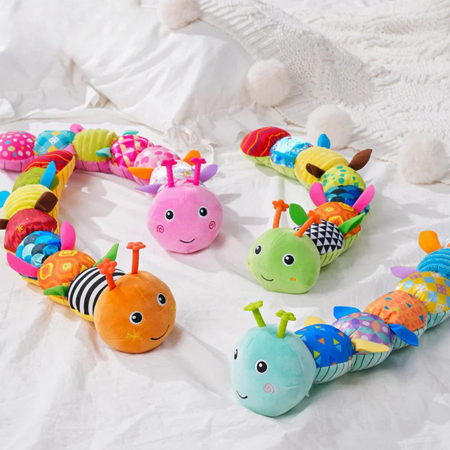 50% Korting | HappyPlush™ – Gevoelige pluche rammelaar en muzikale rups [Laatste dag korting]