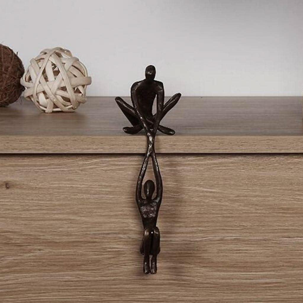 Abstracte menselijke figuur sculptuur van resin – minimalistisch design